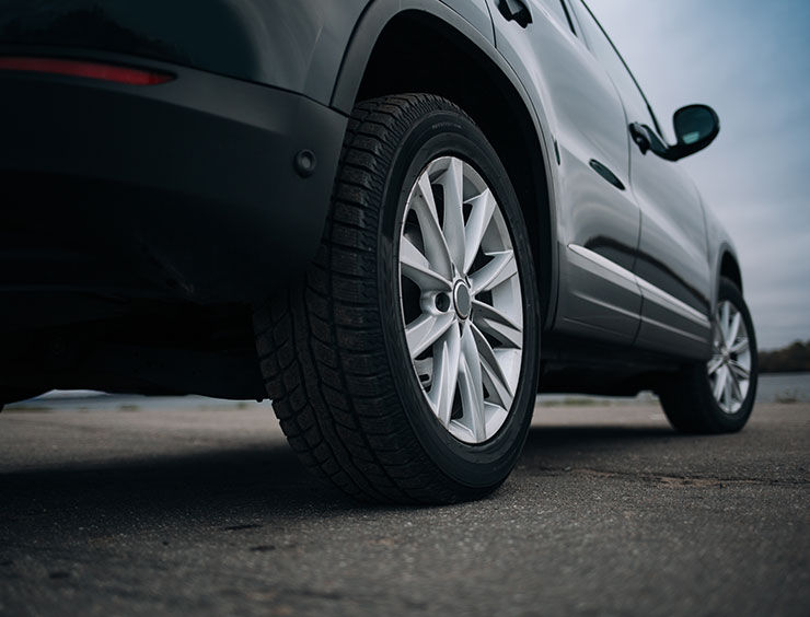 Selective focus on blask SUV car rear wheel Selektywna koncentracja na tylnym kole czarnego samochodu SUV